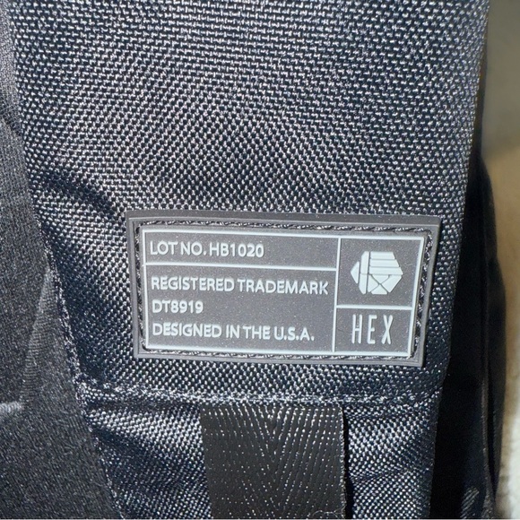 HEX® RANGER CLAMSHELL BLACK DSLR BACKPACK - Picture 11 of 16